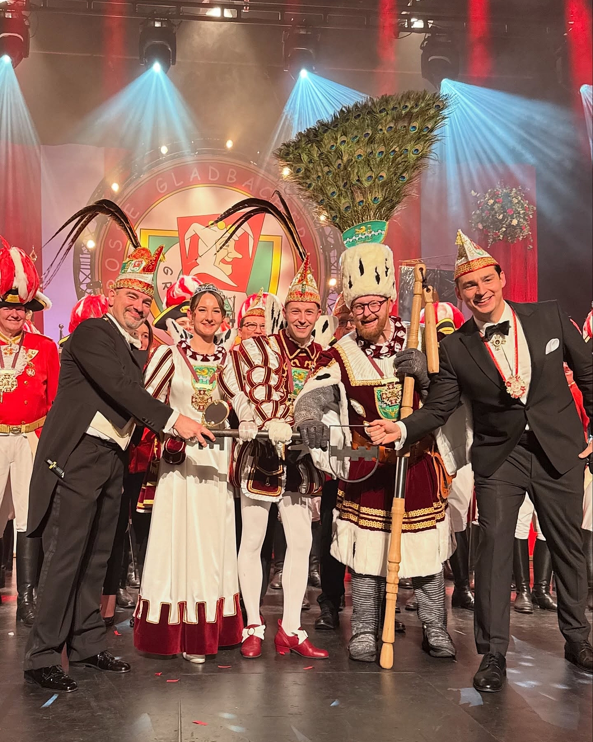 ✨🎭 Endlich ist es so weit: Die feierliche Proklamation des Dreigestirns in Bergisch Gladbach hat stattgefunden! 🎭✨

Was...