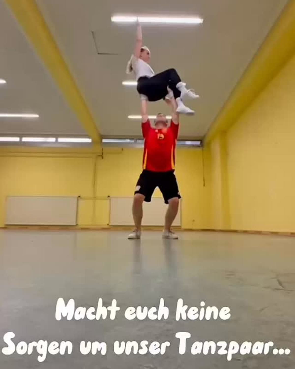 Keine Panik – unser Tanzpaar hat alles im Griff… meistens 😅👏

#training #hebungen #karneval #prinzengarde #tanzpaar...